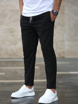 Atlden | Slim Fit Joggerhose mit Tunnelzug – Schwarz