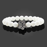 MELIA – Elegantes Perlenarmband mit charmantem Pfotenanhänger aus natürlichem Steinstoff – Weißes Porzellan