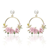 Florale Ohrringe in Loop-Form mit Perle – Pink