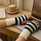 Heike | Fingerlose Plüsch-Strickhandschuhe – Schwarz gestreift