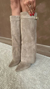 Elisara - Hochwertige kniehohe Stiefel aus Wildleder – Beige