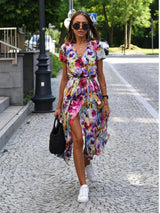 Amoura – Elegantes Kleid mit hohem Schlitz und V-Ausschnitt – Mehrfarbig