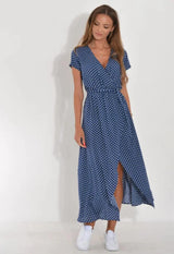 Amoura – Elegantes Kleid mit hohem Schlitz und V-Ausschnitt – Blau