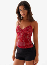 Amira | Strahlend schön mit floralen Details – Rot