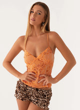 Amira | Strahlend schön mit floralen Details – Orange