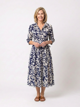 Oriana | Midi-Kleid mit Kragen, langen Ärmeln und Taillengürtel – Blau