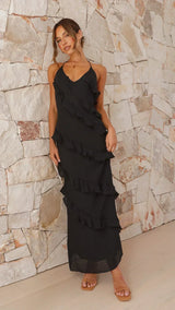 Patricia - Maxikleid mit Halterhals und gestuften Rüschen und offenem Rücken – Schwarz