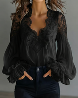 Katija – Bluse mit Blumen-Spitze und Glockenärmeln – Schwarz