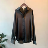 Laura | Elegantes Langarmshirt aus Seide – Schwarz