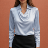 Satinbluse mit drapierendem Kragen für Damen | Elina – Hellblau