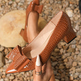 Niliya – Schuhe Mit Spitzer Zehenpartie Und Schleife – Braun