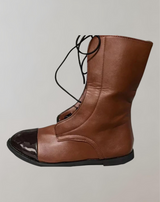 Elegante damenstiefel aus hochwertigem lackleder – Braun