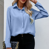Damen nan klassische Satinbluse mit verdeckter Knopfleiste und lässigem Hemdblusen-Schnitt Drune – Himmelblau
