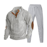 Herren nan strukturiertes Strick-Loungewear-Set mit halber Knopfleiste, kontrastreichen Ellbogenpatches und elastischem Tunnelzug-Jogger Drune – Hellgrau