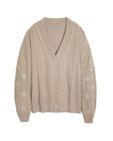 Damen nan großzügiger Grobstrick-Cardigan mit Zopfmuster, V-Ausschnitt und Sternstickereien Drune – Khaki