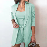 Damen nan tailliertes Blazer-Shorts Set mit Bandeau Top und Bindegürtel Drune – Grün