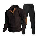 Herren nan strukturiertes Strick-Loungewear-Set mit halber Knopfleiste, kontrastreichen Ellbogenpatches und elastischem Tunnelzug-Jogger Drune – Braun mit schwarzer Hose