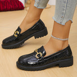 Damen nan glänzende Krokoprägung Loafer mit profilierter Traktorsohle und goldener Zierschnalle Drune – Schwarz