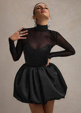 Damen Mini-Kleid aus Satin mit Puffrock und V-Ausschnitt – Schwarz