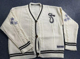 Damen nan gestrickte College-Cardigan mit Zopfmuster, V-Ausschnitt, kontraststreifen und gestickten Applikationen Drune – 21441 Apricot