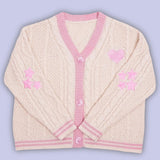 Damen nan gestrickte Cardigan mit Zopfmuster V-Ausschnitt und Herz- und Sternapplikationen Drune – Aprikosenrosa