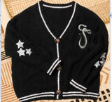 Damen nan gestrickte College-Cardigan mit Zopfmuster, V-Ausschnitt, kontraststreifen und gestickten Applikationen Drune – 21446 Schwarz