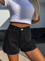 Kurze Hochtaillierte Gestreifte Shorts Mit Geradem Schnitt Für Frauen | Ideal Für Die Warme Saison – Schwarz