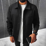 Herren nan minimalistische Hemdjacke aus softem Fleece mit verdeckter Druckknopfleiste und aufgesetzter Brusttasche Drune – Schwarz