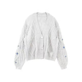 Damen nan oversize Strickcardigan mit Zopfmuster und Sternapplikationen V-Ausschnitt Knopfleiste Drune – Weiß