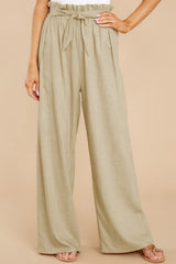 Damen nan Leinenhose mit Paperbag-Bund und weitem Bein Drune – Khaki