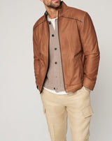 Herren stylische Lederjacke mit modernem Stehkragen und dezenten Kontrastnähten Aliams – Braun
