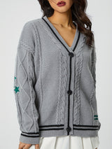 Damen nan oversized Zopfstrick Cardigan mit V-Ausschnitt und kontrastierenden Strickkanten Drune – Grau