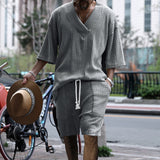 Herren nan lässiges Strick-Set mit V-Ausschnitt, Kurzarm-Oversize und Kordelshorts Drune – Hellgrau