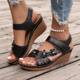 Tinaya – Sandalen Mit Keilabsatz Und Blumenmuster – Schwarz