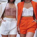 Damen nan tailliertes Longblazer-Shorts Set mit betonter Schulterpartie, hoher Taille und breitem Gürtel Drune – Orange