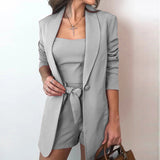Damen nan tailliertes Blazer-Shorts Set mit Bandeau Top und Bindegürtel Drune – Hellgrau