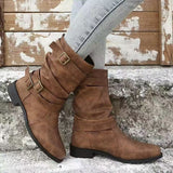 Damen nan lässiger mittlerer Schaftstiefel mit weichem Slouch-Effekt, dekorativen Schnallenriemen und robustem Blockabsatz Drune – Tiefbraun