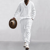 Herren nan gestricktes Lounge-Set mit V-Ausschnitt, Kabelstruktur und Kordelzug-Jogginghose Drune – Weiß