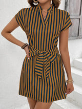 Damen Kurzarm Kleid mit Bindegürtel und elegantem Streifenmuster Drune – Braun