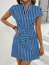 Damen Kurzarm Kleid mit Bindegürtel und elegantem Streifenmuster Drune – Blau-Schwarz