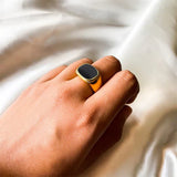 Serica Nivalis  Ring | Gold – Schwarz