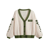 Damen nan gestrickter Oversize-Cardigan mit Zopfmuster, V-Ausschnitt, Knopfleiste und floraler Ärmelstickerei Drune – Grün