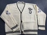 Damen nan gestrickte College-Cardigan mit Zopfmuster, V-Ausschnitt, kontraststreifen und gestickten Applikationen Drune – 21446 Apricot