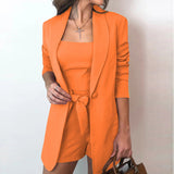 Damen nan tailliertes Blazer-Shorts Set mit Bandeau Top und Bindegürtel Drune – Orange