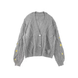 Damen nan oversize Strickcardigan mit Zopfmuster und Sternapplikationen V-Ausschnitt Knopfleiste Drune – Grau