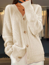 Damen nan oversized Strickcardigan mit Zopfmuster, V‑Ausschnitt und großen Knöpfen Drune – Apricot