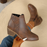 Damen nan knöchelhohe Stiefelette mit Laser-Cut-Perforation, seitlichem Reißverschluss und mittelhohem Blockabsatz Drune – Tiefbraun