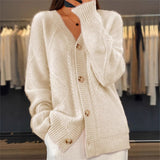 Damen nan oversized Strickcardigan mit Zopfmuster, V‑Ausschnitt und großen Knöpfen Drune – Gewicht: S:481g-3XL:535g
