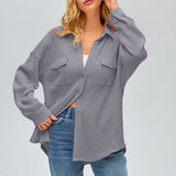 Damen nan oversized Waffelstrick Hemdjacke mit Brusttaschen und Knopfleiste Drune – Hellgrau