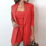 Damen nan tailliertes Blazer-Shorts Set mit Bandeau Top und Bindegürtel Drune – Rot